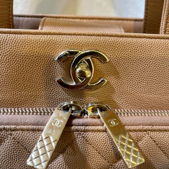 ❌SOLD❌Authentic Chanel Business Affinity Tote Large - Picture 2 of 15